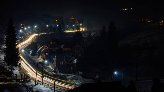 2019年乌克兰夜间山村的美丽全景车轨图片