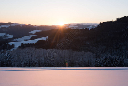 阳光明媚的蓝色清澈冬日出在和山谷上图片