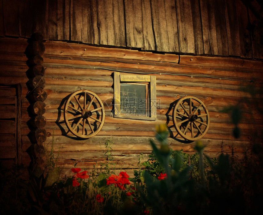 木墙上的旧木轮图片