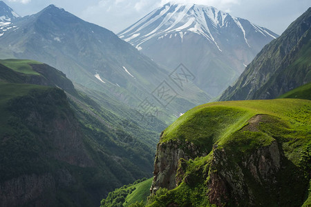 格鲁吉亚古道里的高加索山脉和山谷军事格鲁吉亚路上的夏日山区图片