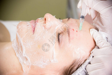 与客户共事的美容学家面部脸间歇疗法化妆程序图片