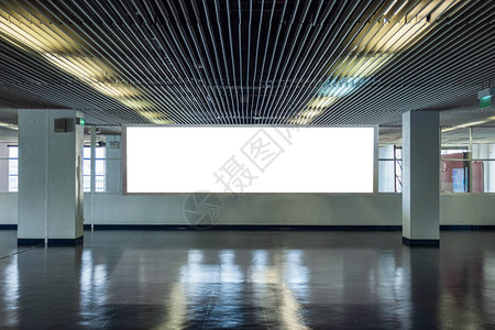 在有透明窗口的金属设计走廊上空白大广告牌图片