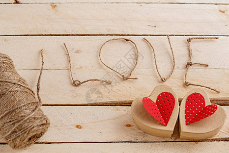 木制背景的手工纸板红心这个概念适合爱情故事和情人节您可以使用它来表图片