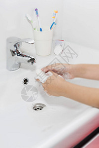 卫生概念用肥皂洗手在图片