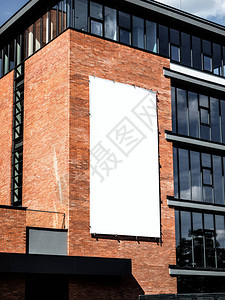 大学公司办公楼立面垃圾砖红墙纹理背景的空白纸板模拟广告模板业务背景图片
