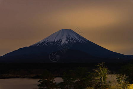 日落后黄昏的富士山图片