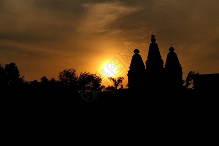 寺庙圆顶月光日落图拉普尔马图片