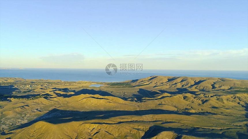 蓝天背景下海岸附近的海洋绿色草地和悬崖的鸟瞰图美丽的海洋靠近绿色图片