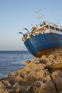海滩上被毁的沉船背景图片