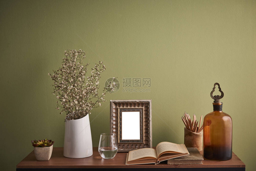 装饰桌风格和植物框架玻璃花瓶水和绿色墙壁背景桌图片