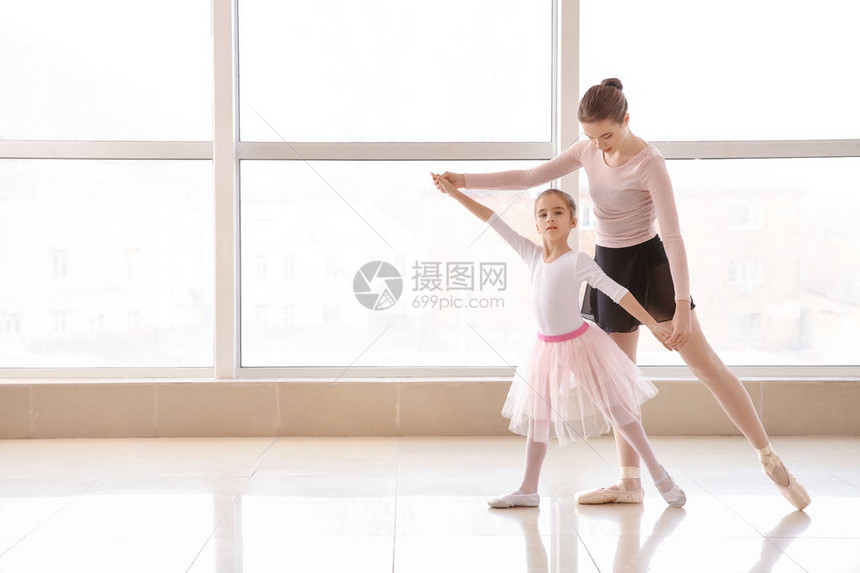 小芭蕾舞演员在舞蹈室和教练一起训练图片