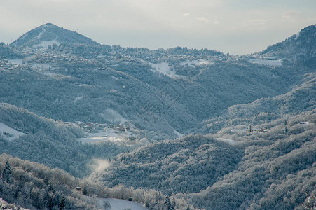 降雪后的山景图片