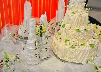 婚礼蛋糕新娘和新郎在桌子上图片