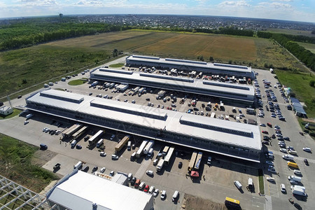 城郊大型现代化工业仓库或厂房群的空中俯瞰图区域后勤货运站背景图片