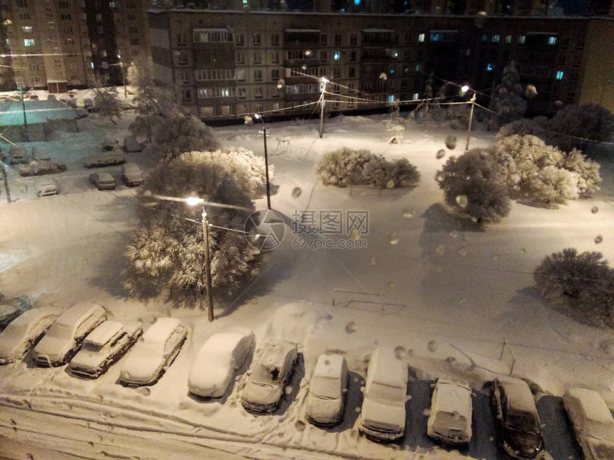 白雪皑的冬天的城市冷冰的景色图片