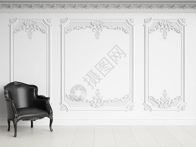经典的黑色扶手椅在经典的白色内饰与复制空间图片
