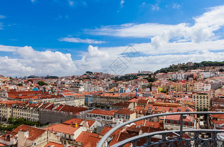 从电梯desantajusta或电梯俯瞰葡萄牙里斯本的屋顶图片