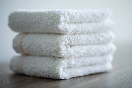 温泉白色棉毛巾用于水疗浴室毛巾概念酒店和按摩院的照片纯净和柔软图片