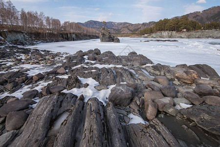 俄罗斯西伯利亚阿尔泰的卡顿山快河一个叫龙牙的热门旅游点阳光背景图片