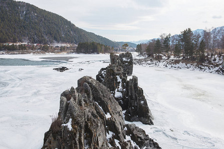俄罗斯西伯利亚阿尔泰的卡顿山快河一个叫龙牙的热门旅游点阳光背景图片
