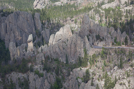 在南达科他州库斯特州立公园的无线眼隧道和高速公路对大型石英岩层图片