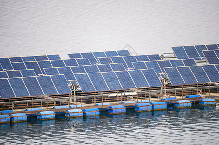 太阳能电池系统专门设计一个在水坝上漂浮图片
