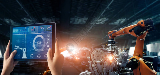 工程师检查和控制焊接自动手臂机器在智能工厂汽车工业与监控系统软件数字化制造运营工业40背景图片