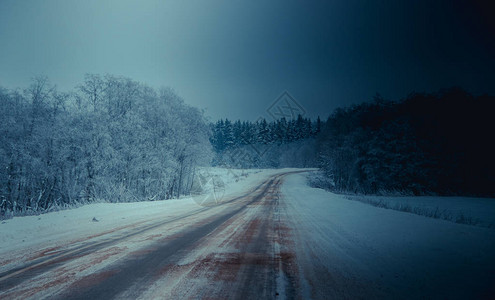 冬季道路的景象沿路的雪图片