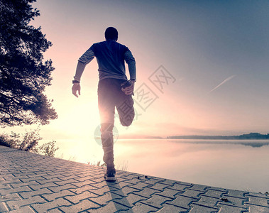 运动健壮的运动员在跑步前伸展腿部图片