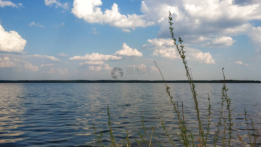 湖岸清空天和云彩俄罗斯的自然阳图片