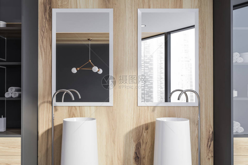上面有两面镜子的舒适双水槽站在现代卫生间内部有木墙和架子图片