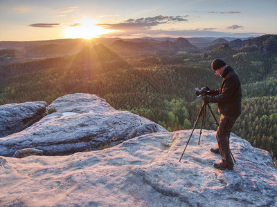 摄影师准备在山顶拍照的设备图片