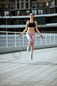 运动黑发女子运动训练与跳绳在运动组图片