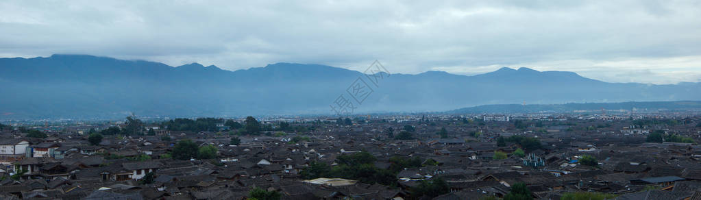 路虎揽胜旧城镇山岳和云雾都分布在这座古城里江地区背景
