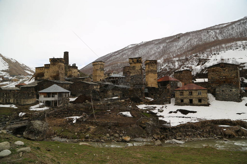 在Georgiamestia古老的村庄保护由unnesco和古董塔图片