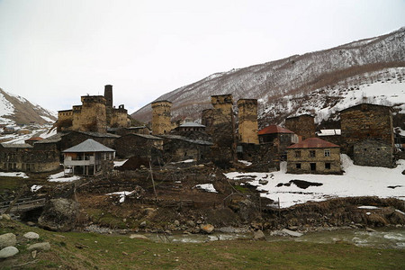 茶渣在Georgiamestia古老的村庄保护由unnesco和古董塔背景