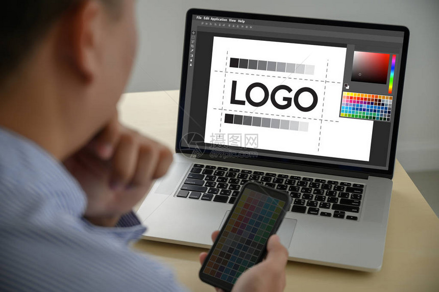 工作时的创意设计师图形Illusstrator图形设计师使用数字平板电脑和图片