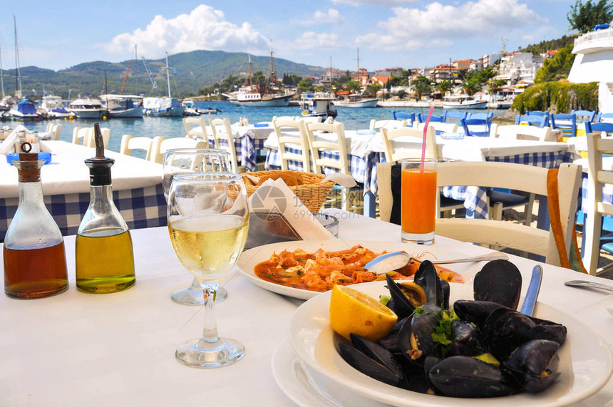 希腊度假胜地的一家希腊餐厅的海鲜晚餐图片