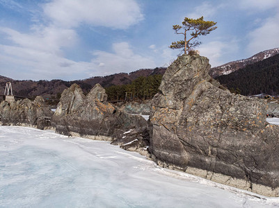 俄罗斯西伯利亚阿尔泰的卡顿山快河一个叫龙牙的热门旅游点阳光背景图片