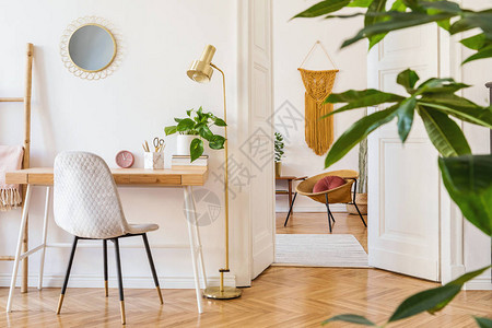 时尚的斯堪的纳维亚风格的公寓内部配有木桌扶手椅设计配件和家具图片