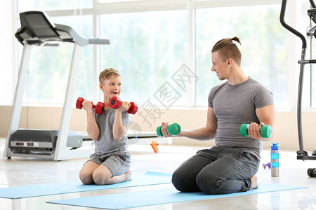 父子一起在健身房训练图片