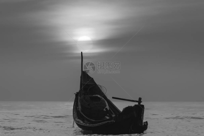 黎明前的海上渔民船欢迎图片