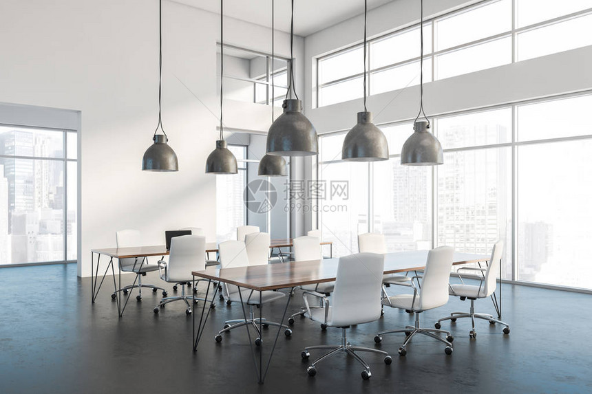 宽敞的会议室一角有白色的墙壁混凝土地板大窗户带白色椅子的木桌和笔记本电脑工业风沟通和讨论的概念图片
