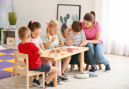 幼儿园里带着可爱小孩的幼儿园老师图片