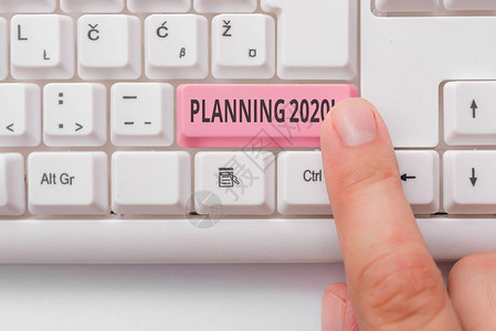 显示2020年计划的文字符号商业照片展示为明年制定计划的过程白色pc键盘背景图片