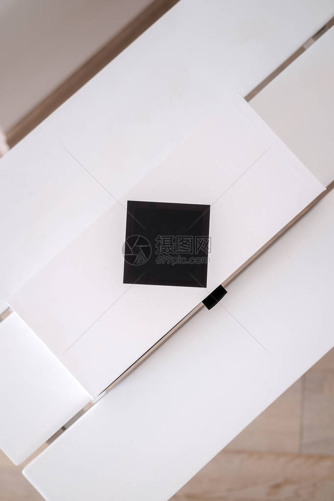 白色和黑色几何形态的时装美容产品包装长箱图片