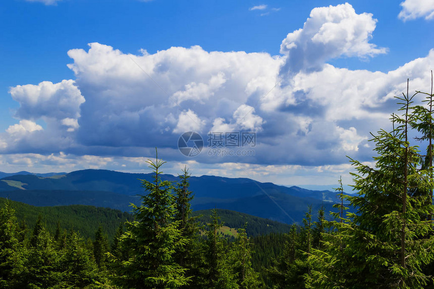 喀尔巴阡山脉的夏季风景赫图片