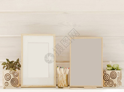 在白色架子上或木壁背景的桌子上安装木板彩色铅图片