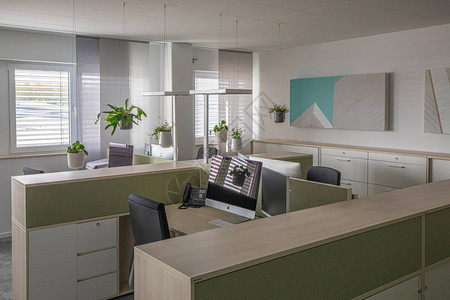 在现代化的办公楼层有一个漂亮的办公图片