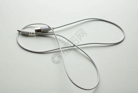 与所有移动电话兼容的高品质通用白色USB数据电缆其设计是为了连接包括电话和平板电脑在内的小型USB设备单图片